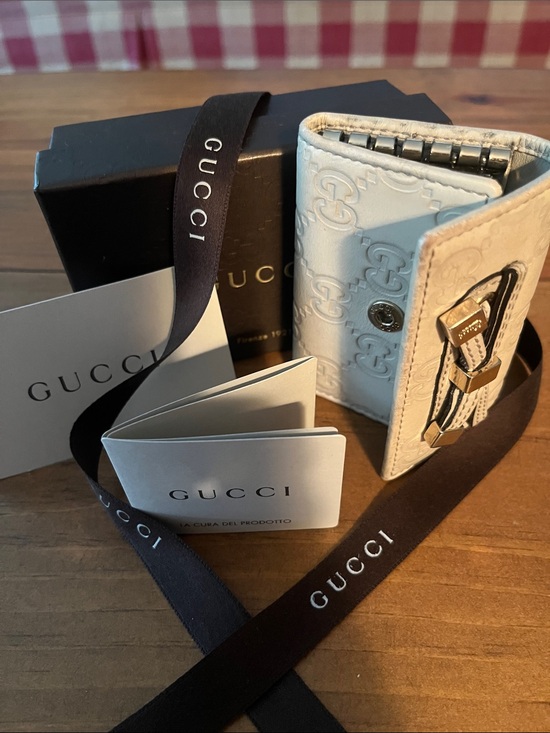 Gucci Accessories - Gucci Guccissima Princy Embossed Key Holder with Bow, Gold Hardware & Card EUC